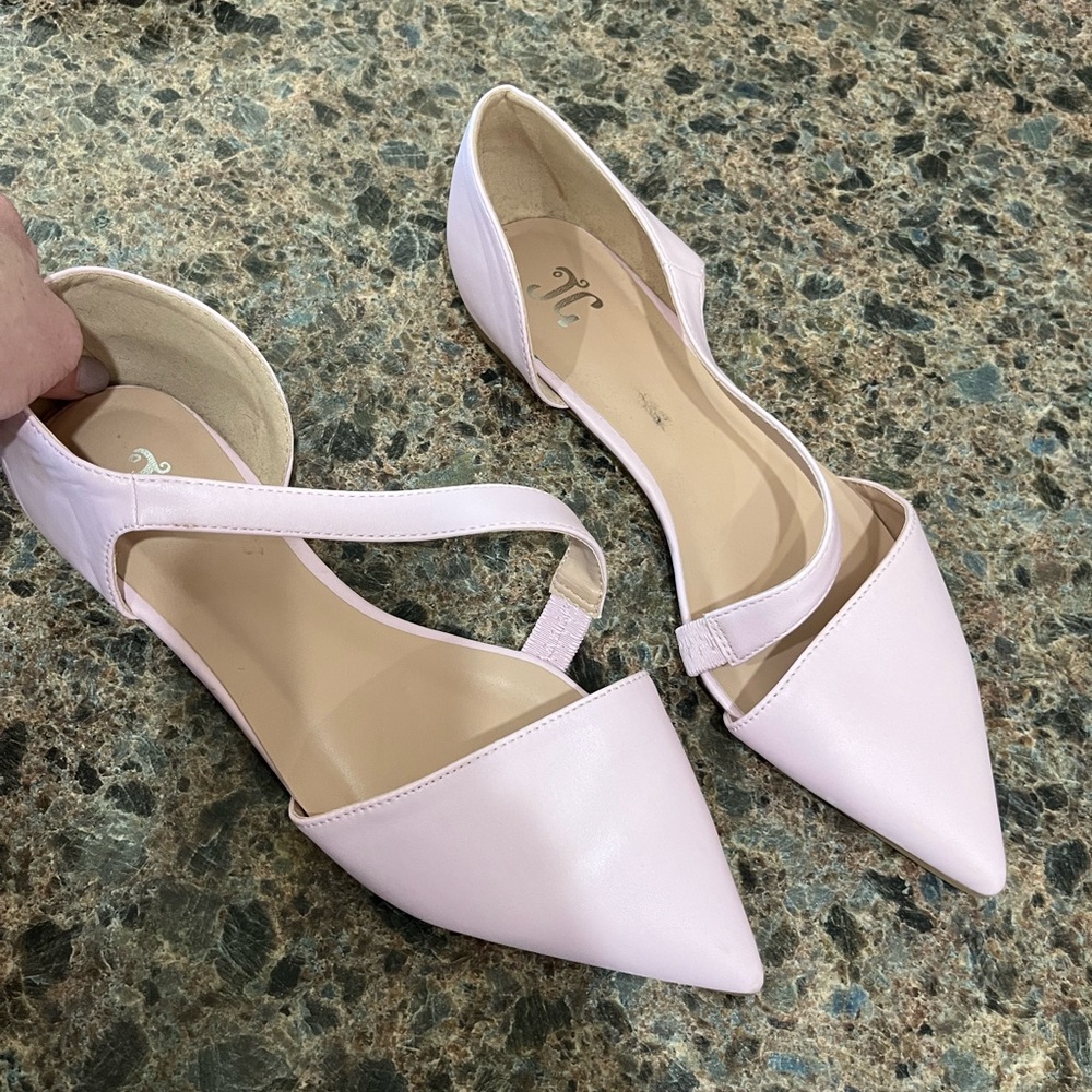 Point toe dress shoe flats light pink size 8.5, never worn.  Fit more like a 9